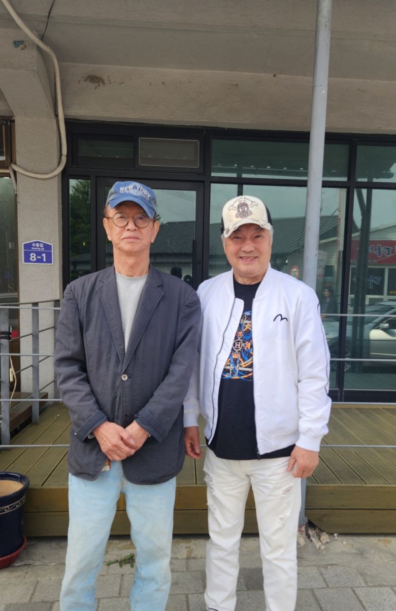 고 전유성(왼쪽)과 친구 한지일