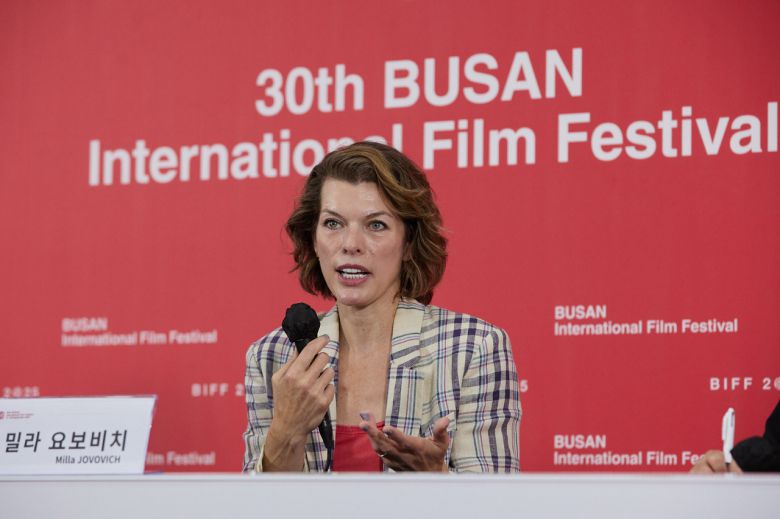 영화 프로텍터로 부산국제영화제를 찾은 밀라 요보비치가 기자회견을 하고 있다. [부산국제영화제 제공]