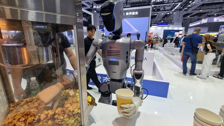 CIIF 전시장에서 중국 산업용 협동로봇 제조기업 ‘두봇(Dobot)’의 휴머노이드 로봇 ‘ATOM’이 팝콘을 컵에 담고 있다. 김영철 기자