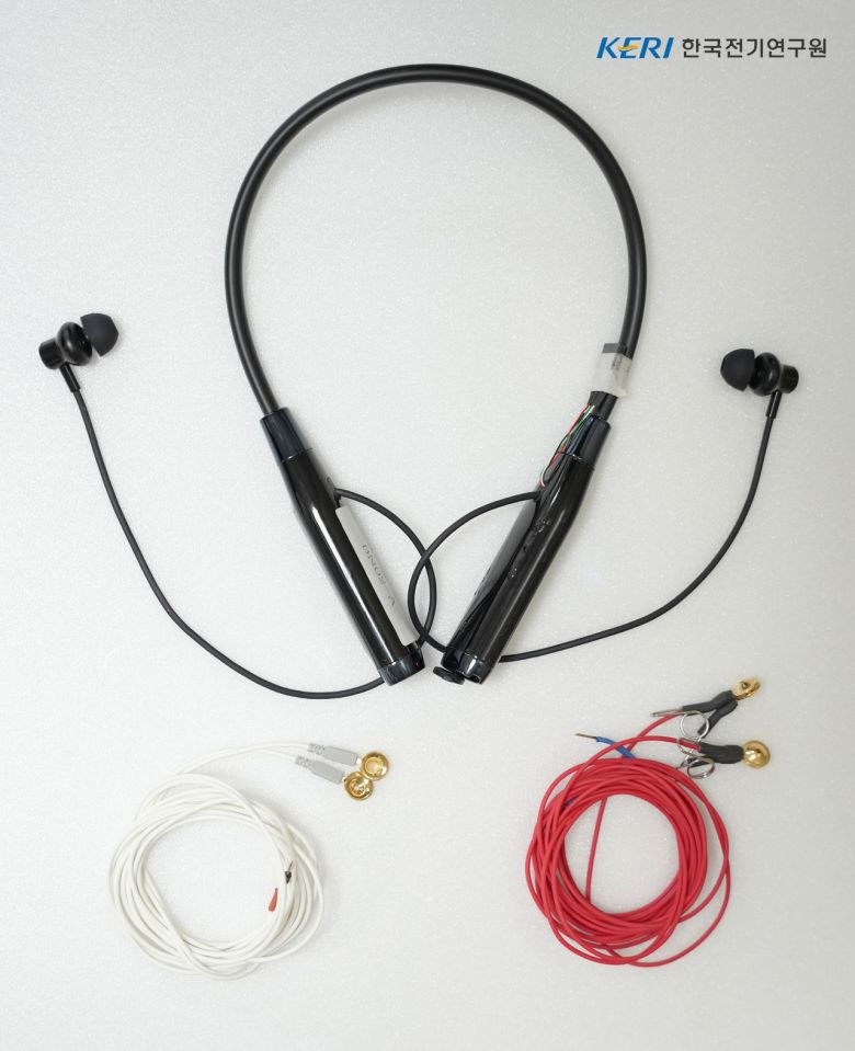 AI 기반 경도인지장애 선별에 사용된 ‘발화 및 뇌파 수집 웨어러블 기기’.[한국전기연구원 제공]