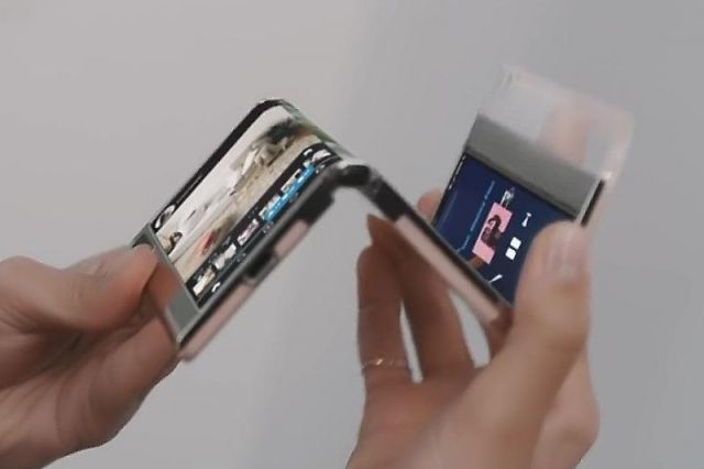 삼성전자의 두 번 접는 스마트폰 트라이폴드 예상 이미지 [삼성디스플레이 제공]