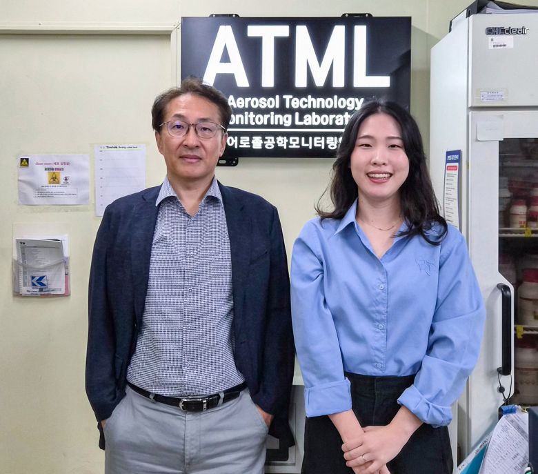 ·이번 연구를 수행한 박기홍(왼쪽) GIST 환경에너지공학과 박기홍 교수와  이승혜 박사과정 학생