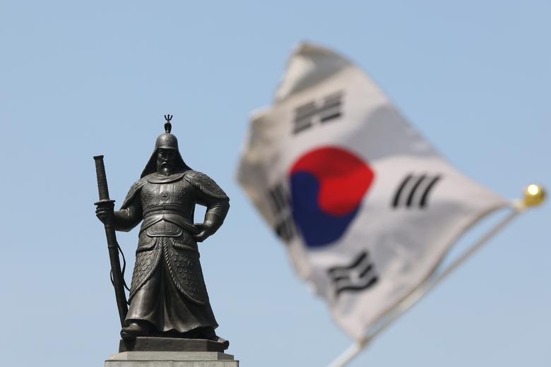 서울 종로구 광화문광장에 이순신 장군 동상이 우뚝 서 있다. [연합]