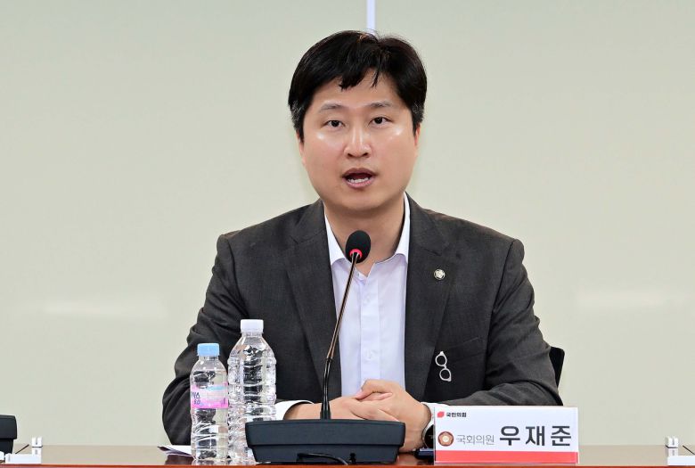 우재준 국민의힘 의원이 24일 오후 서울 여의도 국회의원회관 제 2간담회실에서 열린 ‘2030세대에게 대한민국의 미래를 묻다- 여야 3당 좌담회’에서 인사말을 하고 있다. 이상섭 기자