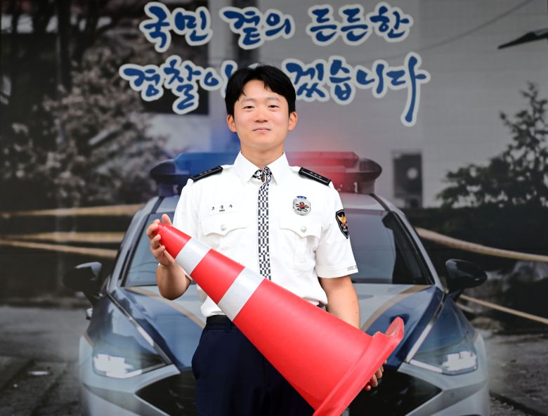 종로경찰서 소속 조웅주 교통과 경장이 18일 오전 서울 종로구 종로경찰서에서 헤럴드경제와의 인터뷰에 앞서 포즈를 취하고 있다. 이상섭 기자