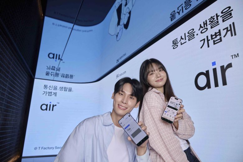 모델들이 SK텔레콤이 새롭게 출시한 자급제 전용 디지털 통신 브랜드 ‘에어’를 소개하고 있다. [SK텔레콤 제공]