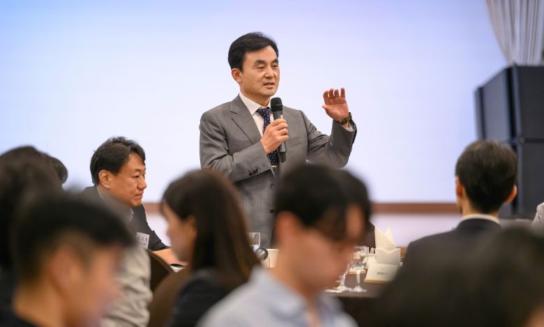 안규백 국방부 장관은 30일 미국이 한미동맹 현대화를 추구하고 있는 가운데 일각에서 제기되는 주한미군 철수 또는 감축 가능성에 대해 미 측으로부터 전혀 얘기가 없었다고 밝혔다. 안 장관은 이날 국방부 출입기자단과 가진 취임 후 첫 만찬 간담회에서 “미측 군 수뇌부나 상하원 의원들로부터 주한미군 철수나 축소 이야기는 한번도 들어본 바가 없다”며 “축소 내지 철수 이런 것은 ‘ㅊ’자도 안나온다”고 말했다. [국방부 제공]