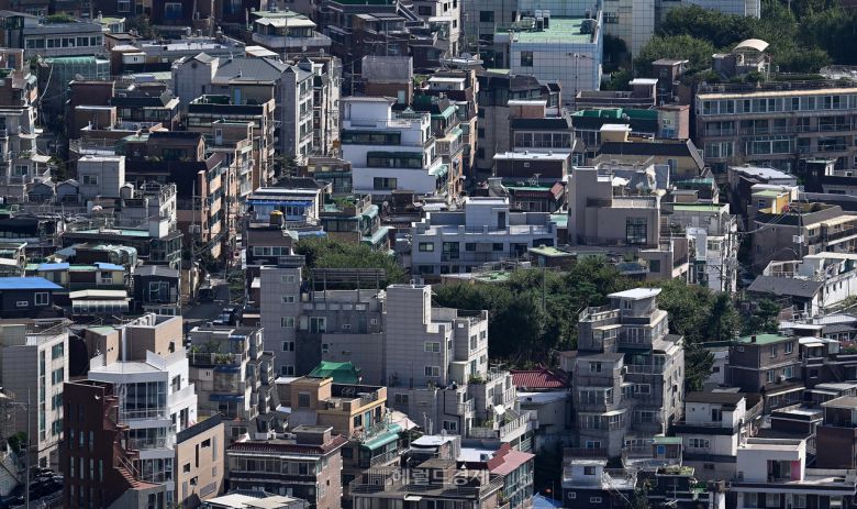 서울 남산에서 내려다 본 아파트와 주택의 모습. [이상섭 기자]
