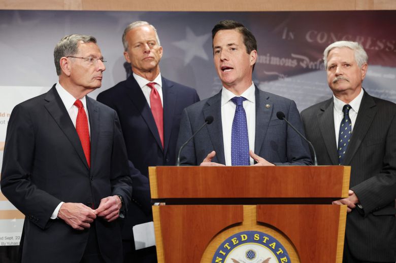 지난달 30일(현지시간)  버니 모레노 공화당 상원의원이  미 워싱턴DC 연방의회 의사당에서 열린 기자회견에서 발언하고 있다. {AFP]