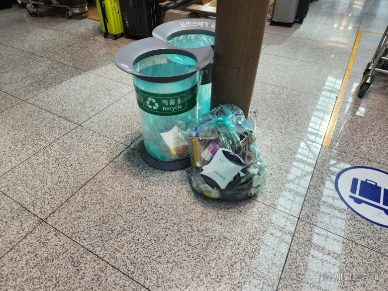 2일 오전 인천국제공항 3층 출국장에 방치되고 있는 쓰레기봉투. 이영기 기자.
