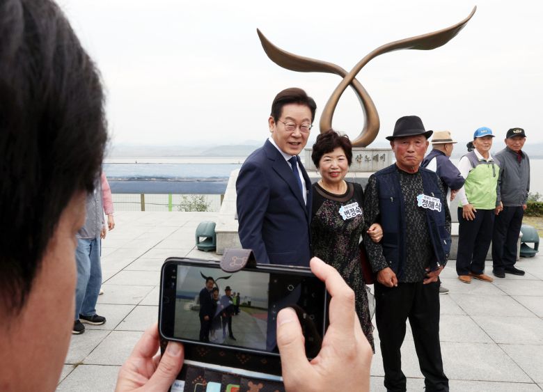 이재명 대통령이 추석 연휴 첫날인 3일 인천 강화군 강화평화전망대에서  실향민 가족과 기념촬영을 하고 있다. [연합]