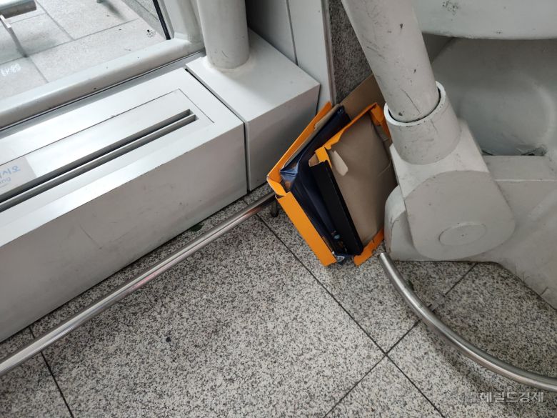 2일 오전 인천국제공항 3층 출국장에 방치되고 있는 쓰레기봉투. 이영기 기자.