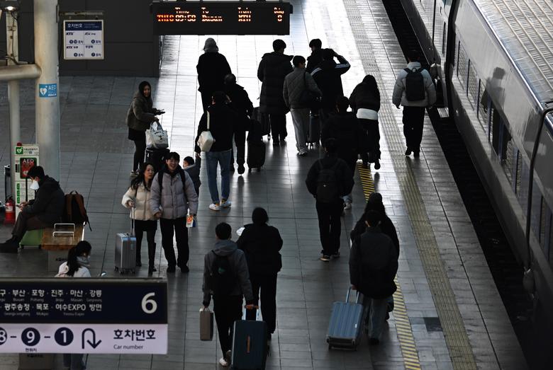 지난 명절 당시 서울역 경부선 승강장이 명절을 맞아 고향을 찾는 귀성객들로 붐비는 가운데 열차 이용객들이 분주히 움직이고 있다. 이상섭 기자