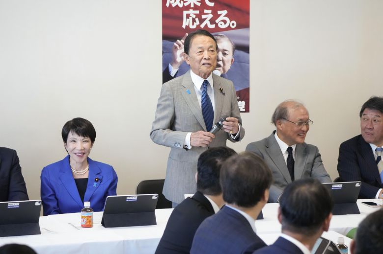 일본 집권 자민당이의 외교 모임인 ‘자유롭고 열린 인도·태평양 전략본부’ 회의에서 아소 다로(가운데) 전 총리가 발언하고 있다. 아소 전 총리 왼쪽은 다카이치 사나에 자민당 신임총재.[연합]