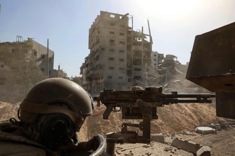 도널드 트럼프 미국 대통령이 내놓은 ‘가자지구 평화 구상’에 가자 전쟁 종전 논의가 급물살을 타고 있다. 사진은 이스라엘 군인이 가자시티의 한 야전병원 인근을 살펴보고 있는 모습 [AFP]