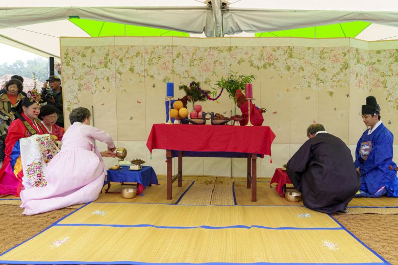 무섬마을 사람들이 전통혼례를 치루고 있다.[영주 제공]