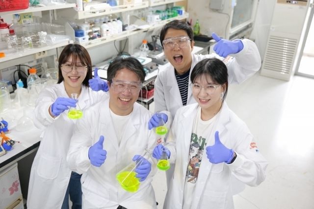 이해신 KAIST 석좌교수와 제품개발에 참여한 젊은 과학도들. 왼쪽부터 주헬렌 연구원, 이해신 교수, 양한열 연구원, 김은우 연구원.[KAIST 제공]