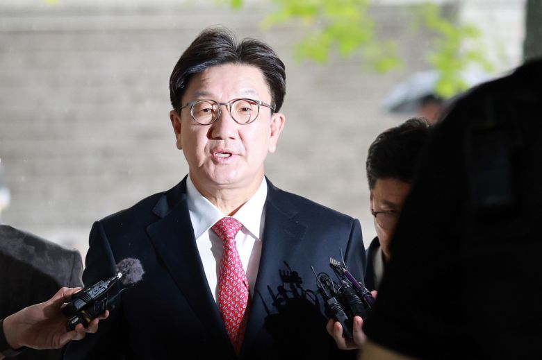 윤석열 정부와 통일교 간 ‘정교 유착’의 발단으로 지목된 국민의힘 권성동 의원이 9월 16일 서울 서초구 서울중앙지법에서 열린 구속 전 피의자 심문(영장실질심사)에 출석하고 있다. [연합]