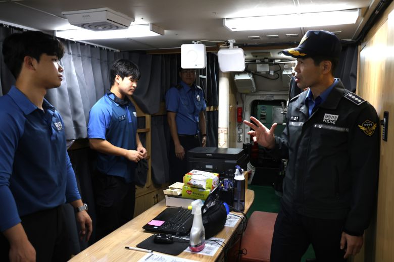 김환경 동해해경서장은 추석 연휴를 맞아 5일부터 약 10일간 함정과 파출소, 수상레저사업장을 차례대로 방문하며 현장을  점검한다. 사진은 p-60함 방문모습[동헤해경 제공]