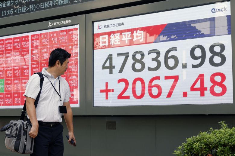6일(현지시간) 일본 도쿄에서 한 시민이 닛케이225 평균주가지수가 표시된 전광판을 보며 걸어가고 있다. [EPA]