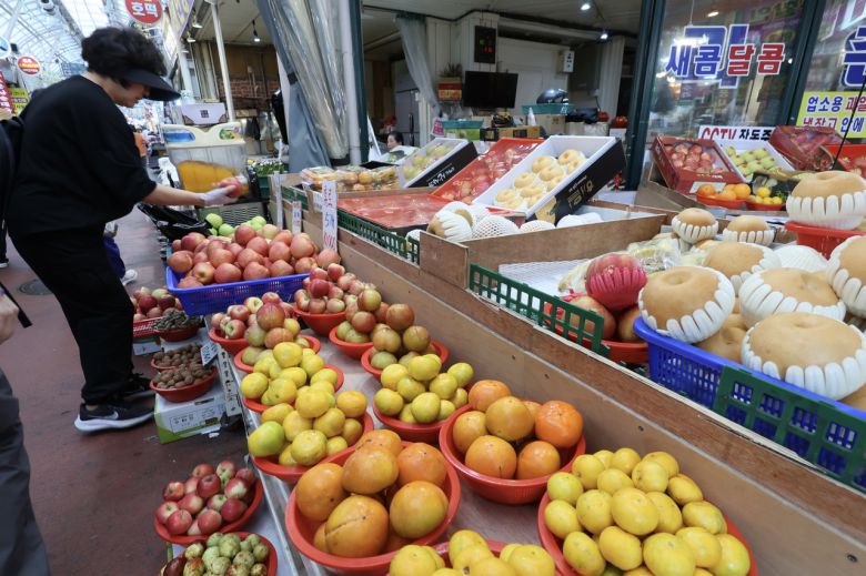 서울 시내 한 전통시장에서 시민들이 장을 보고 있다. [연합]
