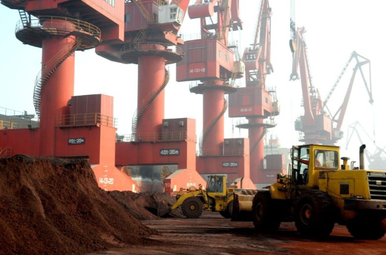중국 장쑤성 롄윈강 항구에서 희토류 원소가 포함된 토양을 운반하고 있는 모습. [로이터]