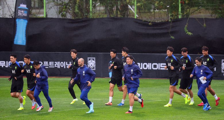 한국 축구 국가대표팀 선수들이 7일 고양종합운동장 보조구장에서 열린 오픈 트레이닝에서 가볍게 뛰며 몸을 풀고 있다. [연합]