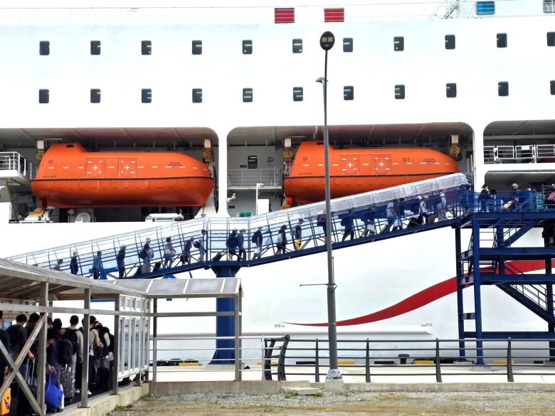 뱃길이 열린 포항항로를 이용하려는 관광객들이 대형 여객선에 승선하고 있다.[울릉군 제공]