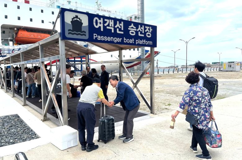 남한권 울릉군수가  떠나는 관광객을 배웅하며  울릉도를 홍보하고 있다.[울릉군 제공]