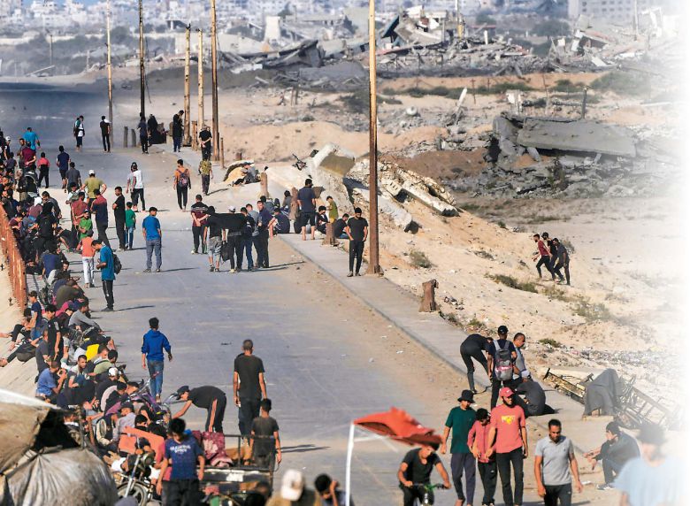 9일(현지시간) 가자지구 중부 와디 가자 인근 해안도로에서 거처를 잃은 팔레스타인 주민들이 가자 시로 돌아가기 위해 모이고 있다. 앞서 8일 이스라엘과 하마스가 전투를 중단하는 평화 계획 1단계에 합의했다는 발표가 나오고서다.  [AP]