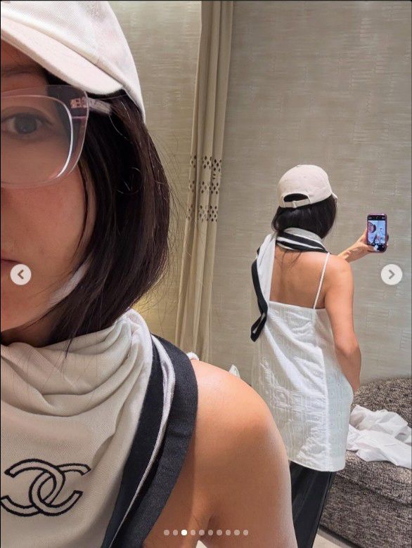 아이폰 셀카를 즐기는 60대 황신혜 [SNS]