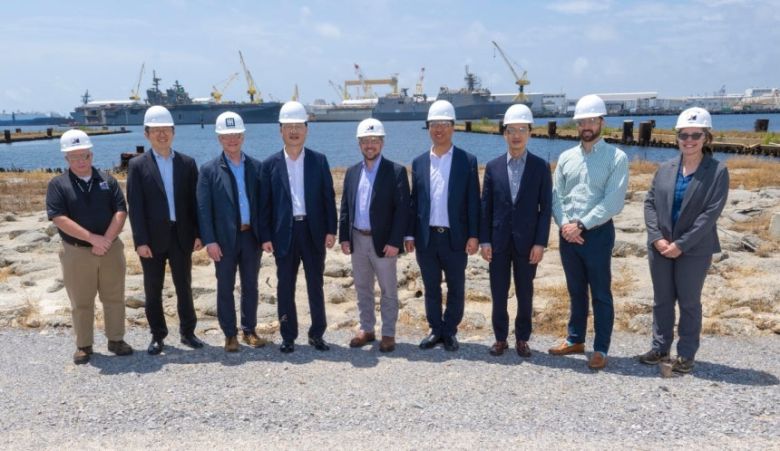 HD현대중공업 경영진이 헌팅턴 잉걸스 조선소를 방문한 모습. [헌팅턴 잉걸스 홈페이지]