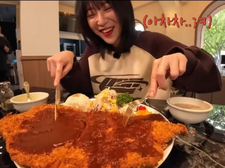 1200만 유튜버 쯔양이 자신이 차린 돈가스집에서 돈까스를 먹는 모습. 경영난으로 결국 문을 닫았다. [사진, 유튜브]