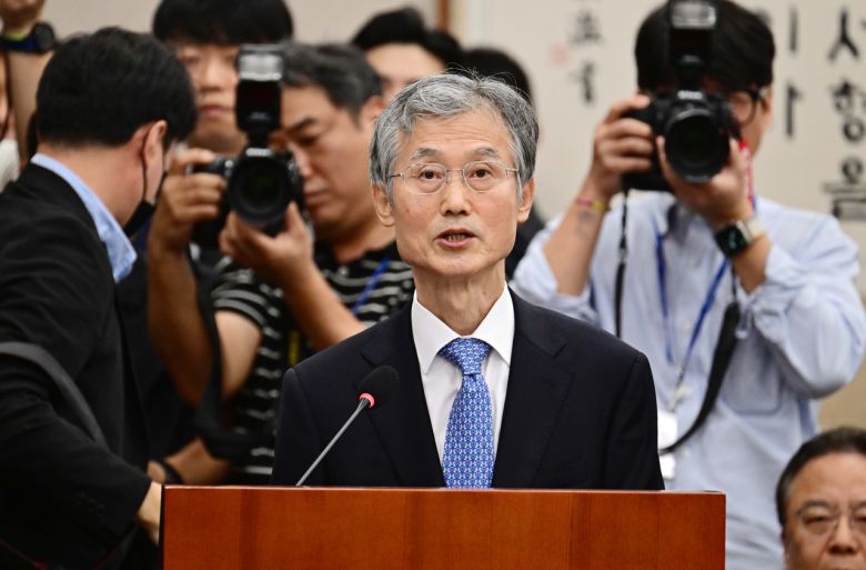 이재명 정부 첫 국정감사가 시작된 13일 서울 여의도 국회에서 열린 법제사법위원회 국정감사에서 조희대 대법원장이 모두발언하고 있다. 이상섭 기자