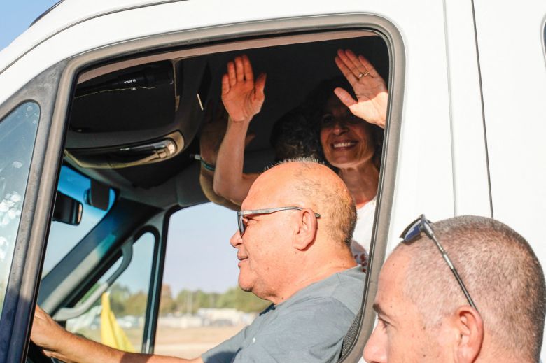 이스라엘 인질의 가족이 13일 가자지구 석방 현장으로 이동하며 손을 흔들고 있다. [AFP]