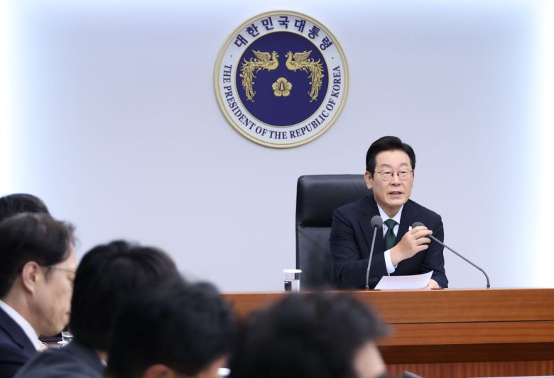 이재명 대통령이 13일 용산 대통령실에서 열린 수석보좌관회의에서 발언하고 있다. [연합]