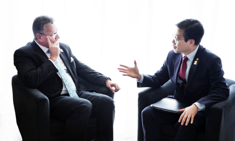 여한구(오른쪽) 산업통상부 통상교섭본부장이 지난 10일(현지시간)  남아프리카공화국 그케베르하 보드워크호텔에서 열린 ‘2025 G20 무역투자 장관회의’참석 계기에 마로스 세프코비치 EU 집행위 통상·경제안보 담당 집행위원과 면담을 갖고, EU의 철강 세이프가드 조치에 대한 우려를 전달하고 있다. [산업통상부 제공]