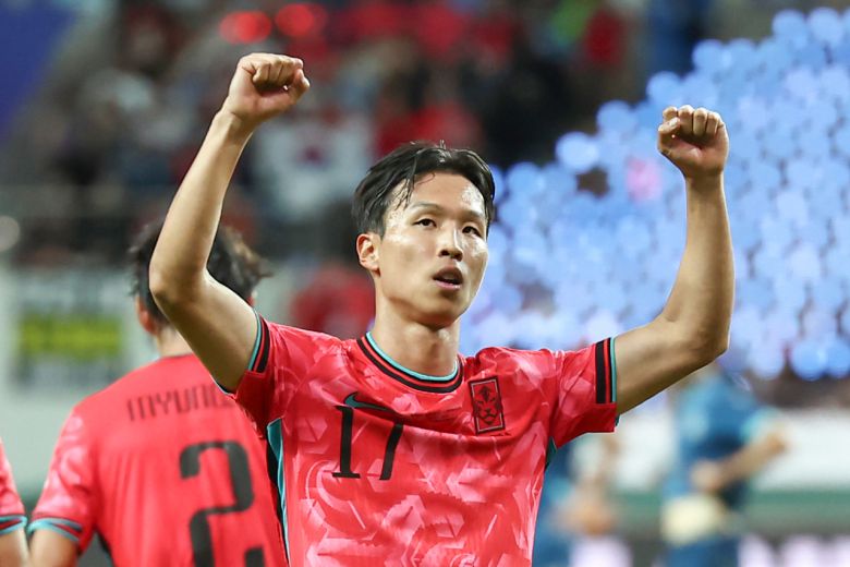 엄지성이 14일 파라과이전에서 선제골을 넣은 뒤 세리머니를 하고 있다. [연합]