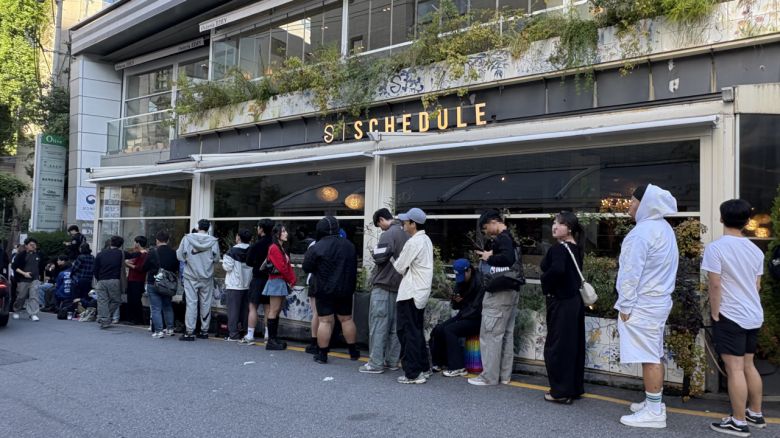 15일 오전 9시쯤 인앤아웃 버거를 먹기 위한 사람들로 긴 줄이 만들어졌다. 박연수 기자