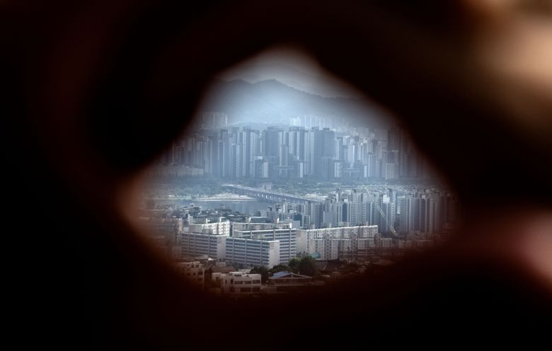 금융당국이 고가주택 구입 수요를 억제하기 위해 수도권·규제지역 내 15억원 초과 주택에 대한 주택담보대출 최대 여신한도를 낮추기로 했다. 오는 16일부터 15억원 초과 25억원 이하 주택은 4억원, 25억원 초과 주택은 2억원의 한도를 적용받는다. 사진은 서울 남산에서 바라본 용산과 강남 아파트의 모습. [헤럴드DB]