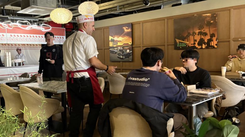 루이스 해외 이벤트 담당 메인 셰프가 매장을 돌아다니며 손님들의 만족도를 확인하고 있다. 박연수 기자