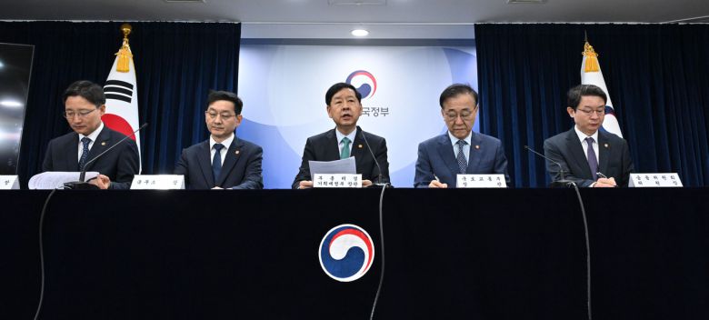 구윤철(가운데) 경제부총리 겸 기획재정부 장관이 15일 오전 서울 종로구 정부서울청사에서 주택시장 안정화 대책을 발표하고 있다. 왼쪽부터 임광현 국세청장, 윤창렬 국무조정실장, 구 부총리, 김윤덕 국토교통부 장관, 이억원 금융위원장. 임세준 기자