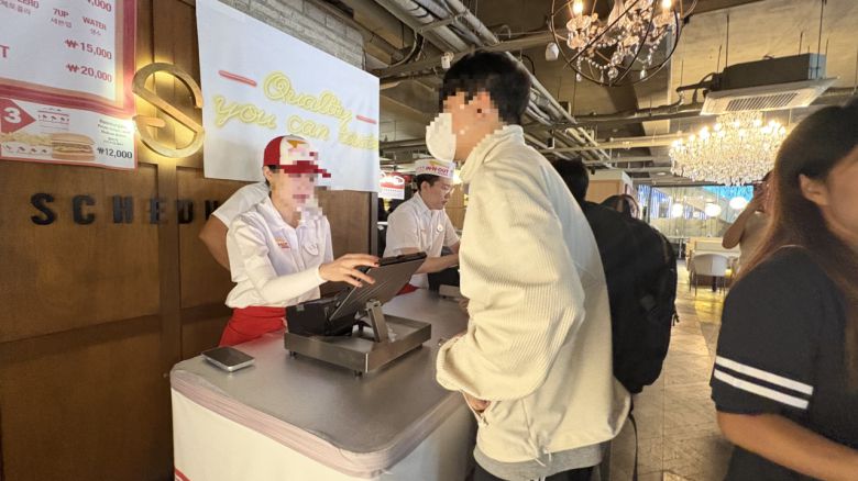 새벽 3시부터 기다린 대학생 A씨가 주문을 하고 있다. 박연수 기자