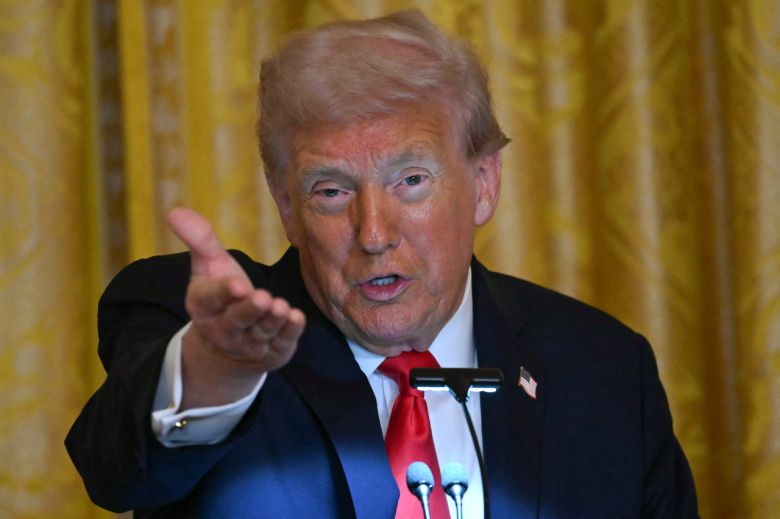 15일(현지시간) 미국 워싱턴DC 백악관 이스트룸에서 열린 무도회 후원자들과의 만찬 중 발언하며 손짓하는 도널드 트럼프 미국 대통령 [AFP]