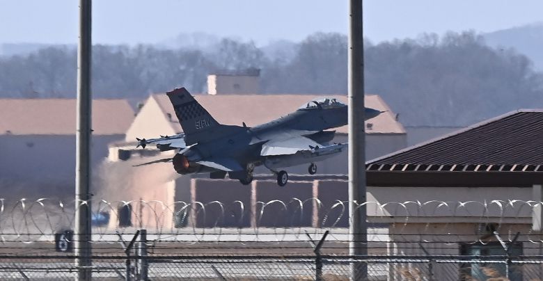 지난 23년 2월 20일 경기도 평택시 주한 미 공군 오산기지에서 F-16 전투기가 이륙하고 있다. [뉴시스]