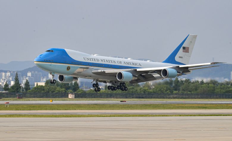 2022년 5월 20일 조 바이든 미국 대통령이 탑승한 에어포스원이 20일 오후 경기도 평택시 오산 미 공군기지에 도착하고 있다. [뉴시스]