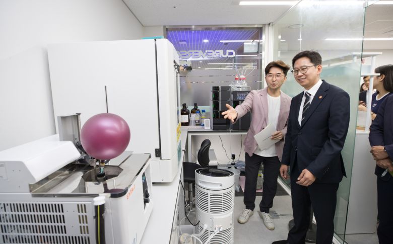 배경훈 과학기술정보통신부 장관이 21일 오후 서울 동대문구 서울바이오허브 입주기업(큐어버스)을 방문해 연구현황을 청취하고 있다. 자료사진. [과기정통부 제공]