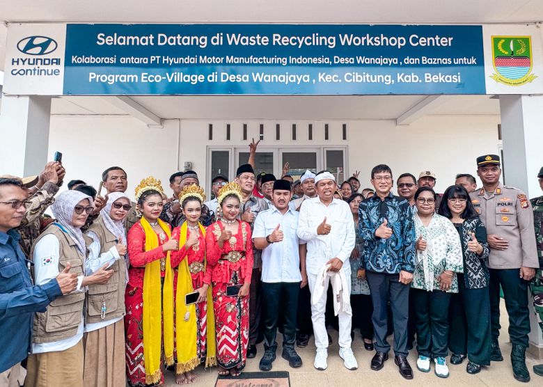 방현철(앞줄 오른쪽 네번째부터) 현대자동차 인도네시아 생산법인(HMMI) 법인장과 데디 물야디 인도네시아 서자바주 주지사 등 주요 관계자들이 자원순환시설 개소식에서 기념 사진을 촬영하고 있다. [현대차 제공]
