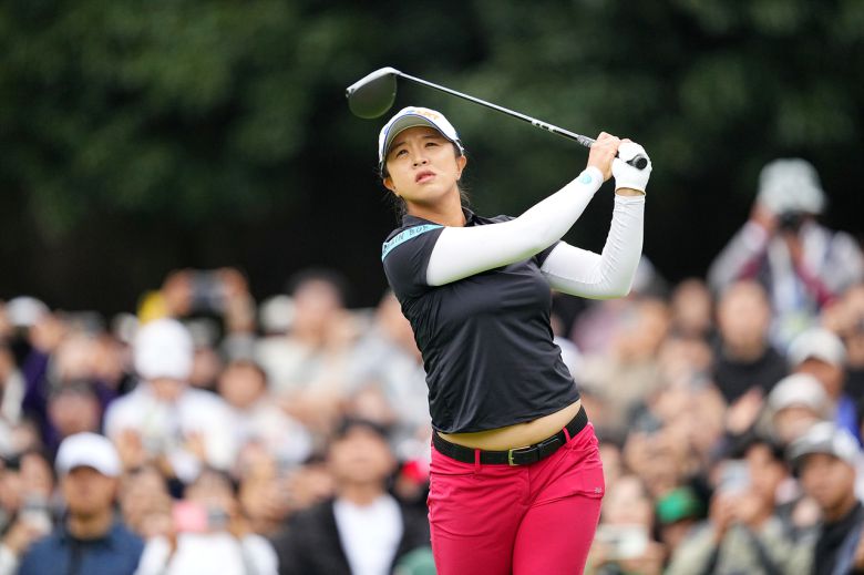 김세영이 19일 해남 파인비치 골프링크스에서 열린 LPGA 투어 BMW 레이디스 챔피언십 최종라운드에서 2번홀 티샷을 하고 있다. 김세영이 속한 챔피언조를 수천여명의 갤러리가 따라 다니며 뜨거운 응원을 보냈다.  [대회 조직위 제공]