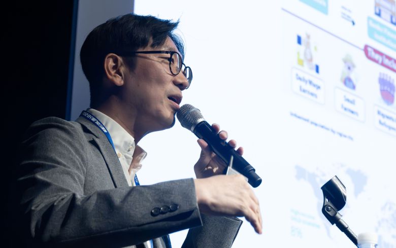 김종협 ㈜파라메타 대표가 17일 서울 강남구 코엑스 그랜드볼룸에서 열린 ‘헤럴드머니페스타 2025’에서 ‘디지털 금융혁신, 스테이블코인으로 여는 새로운 투자시대’를 주제로 강연을 하고 있다. ‘헤럴드머니페스타 2025’는 ‘웰스 내비게이션’ 주제로 돈의 흐름과 자산의 맥을 짚어나가는 축제의 자리로 처음으로 월급을 모으는 2030 재테크 초심자부터 자산 승계나 절세를 염두에 둔 5060 재테크 고수까지 다양한 계층을 위한 주식·부동산·금융상품·절세·가상자산 등 재테크와 관련한 모든 정보가 총망라된다. 임세준 기자